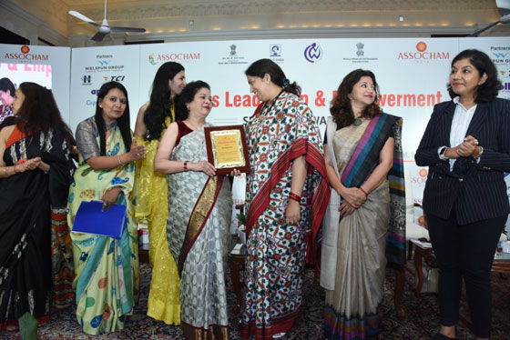 ASSOCHAM-WOMAN-ACHIEVER-OF-THE-YEAR-AWARD-2