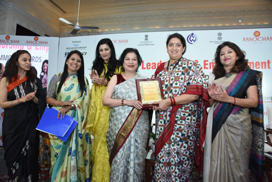ASSOCHAM-WOMAN-ACHIEVER-OF-THE-YEAR-AWARD-3